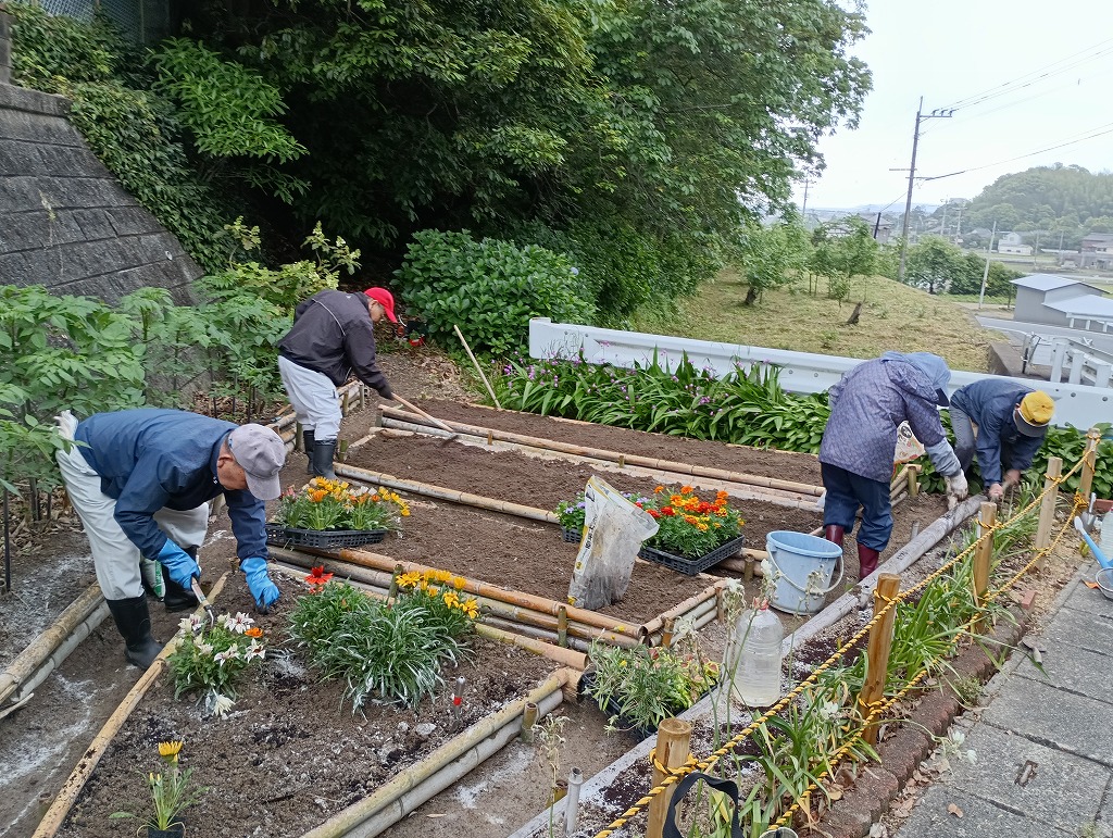 光陽台市民ボランティアが光陵高校横の花壇整備を行いました。