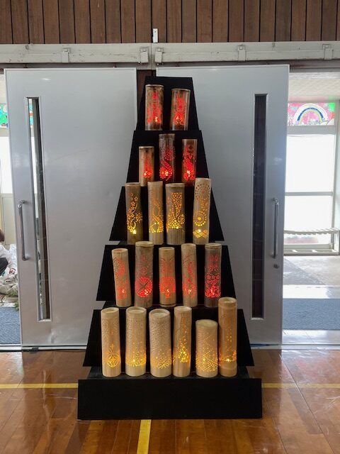 3月16日神興小学校6年生の卒業お祝いに竹あかり、竹生け花を飾りつけしました。