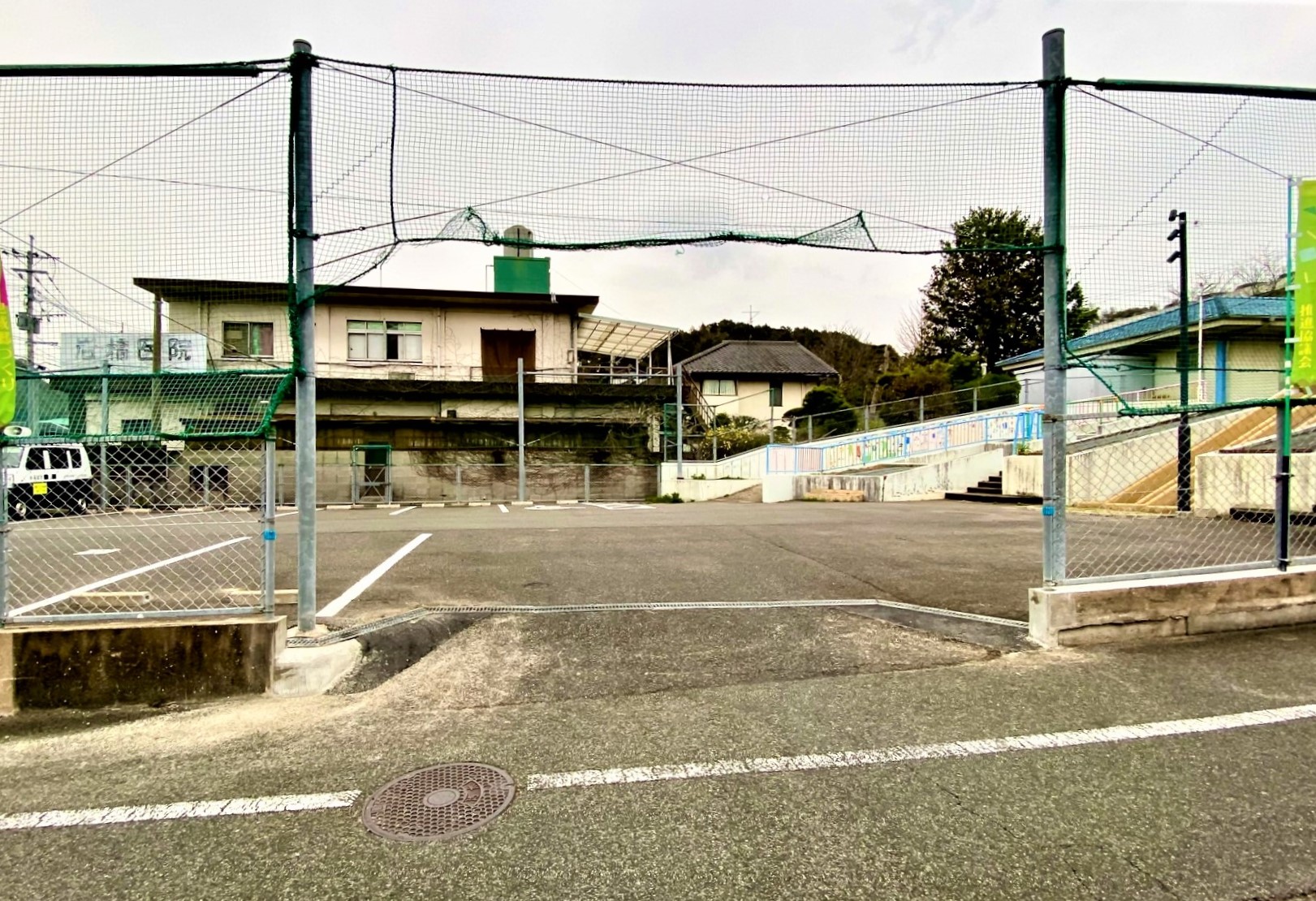 駐車場入り口が広くなりました！