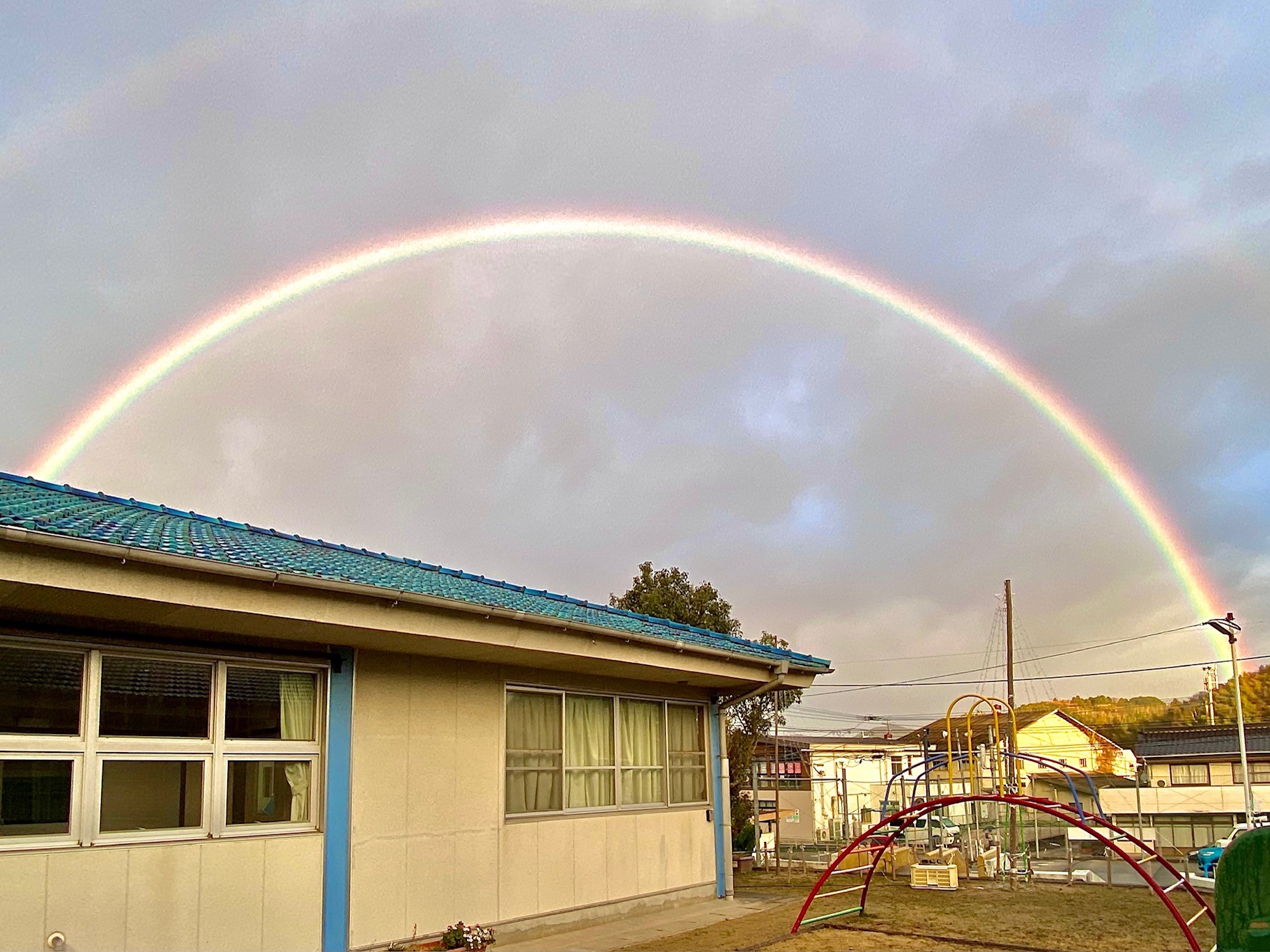 交流センターの上に虹が架かりました