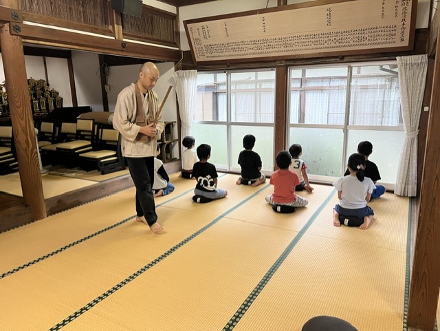 本木区子供会が、祥雲寺で座禅会とＢＢＱを開催しました