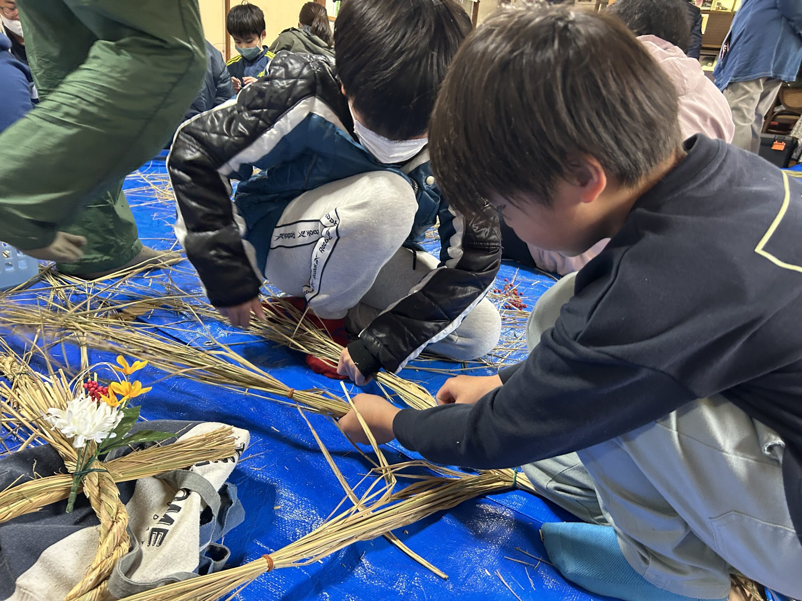 【子育て支援部会×環境景観・田んぼビオトープ班】正月飾り作り体験教室　を実施しました！