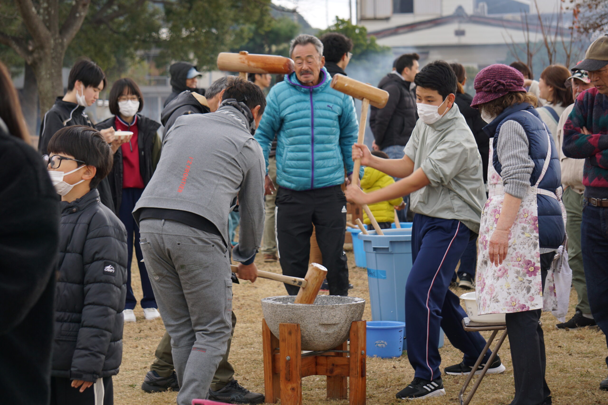 石臼　土台付き　餅つき用　冬の行事　保育園の行事　部落の行事などお祭りにも!メダカ　水草　金魚　品物は綺麗な方です。3万円から19800円に値下げ　かなり重いです。普通の石臼より深みがあります。餅を突くのにはもってこい!今からの季節に　正月前に購入しませんか?別に餅つき機械を出品してるのでそちらを購入してこちらの石臼でキネでつけば少しは楽なのでは? 小関親睦会】餅つき大会を開催 | 品川区町会自治会連合会